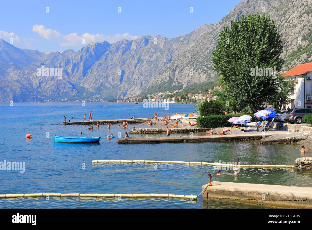 Montenegro, Baia di Cattaro dichiarata Patrimonio dell'Umanità dall'UNESCO, comune di Cattaro, Dobrota, spiaggia Foto Stock