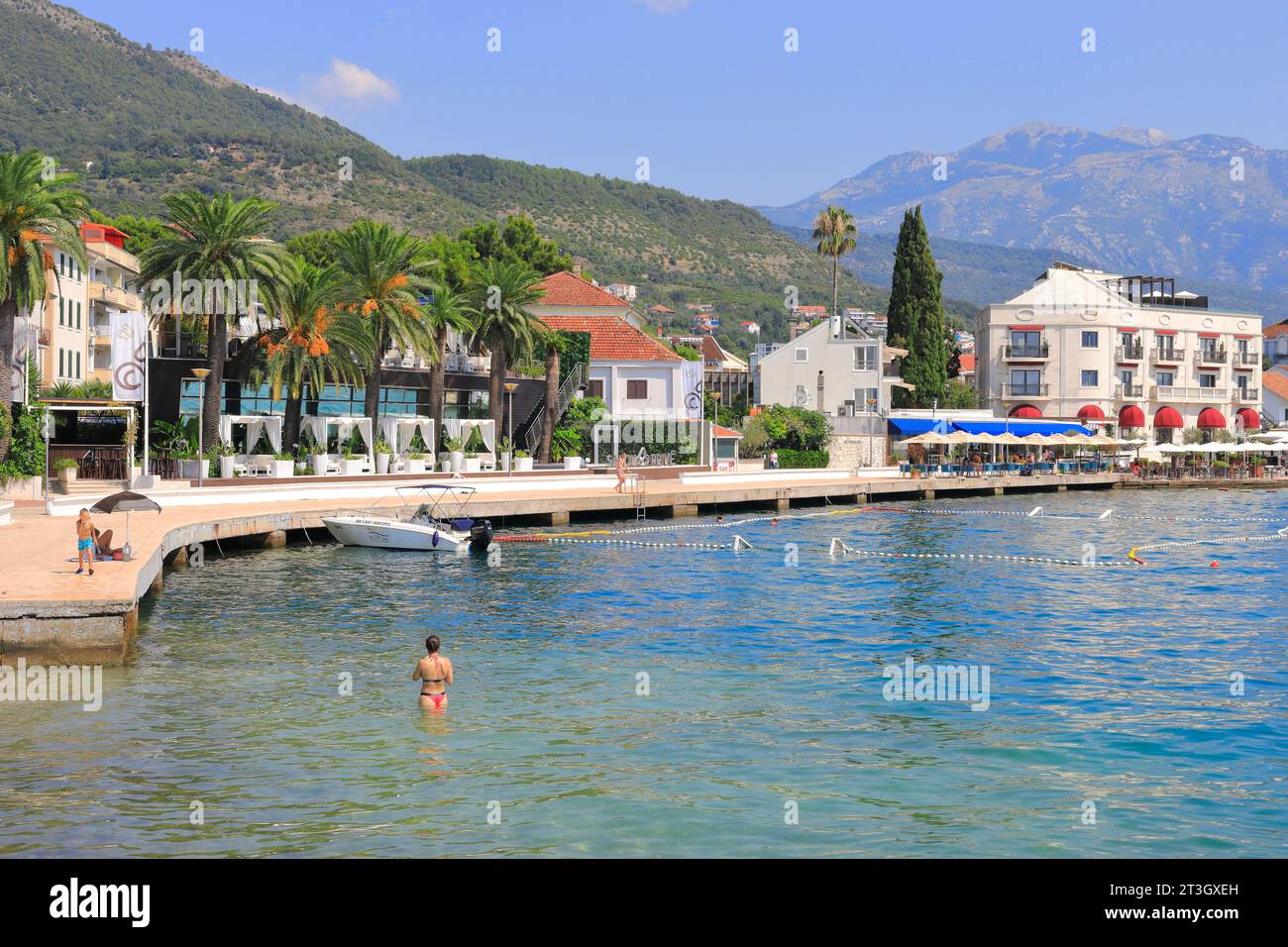Montenegro, Baia di Cattaro dichiarata Patrimonio dell'Umanità dall'UNESCO, Tivat, lungomare Foto Stock