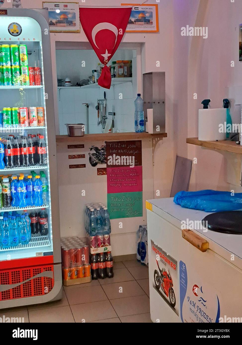 Gli agenti di polizia di Pilsen stanno indagando su un poster con un testo anti-ebraico apparso nello snack bar Sultan Kebab a Kopecky Orchards nel centro di Pilsen, raffigurato qui il 25 ottobre 2023. Il negoziante che ha pubblicato il manifesto non ha nascosto la sua opinione negativa su Israele in un'intervista con l'agenzia di stampa ceca (CTK). Egli non ritiene che il movimento radicale palestinese Hamas, i cui membri hanno ucciso 1.400 persone, per lo più civili, in un attacco a Israele il 7 ottobre, sia sbagliato, ha detto a un giornalista del CTK. (CTK Photo/Lada Peskova) Foto Stock