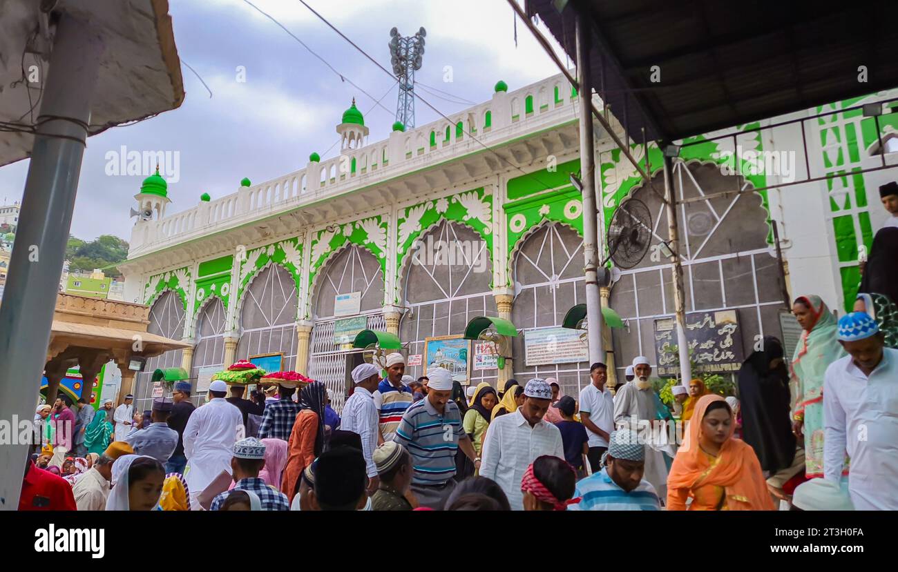 Le persone che visitano l'antica Tomba sufi del santo sufi Khawaja Moinuddin Chishti dargah di giorno vengono scattate al Khwaja Gharib Nawaz Dargah Sharif ad ajmer r Foto Stock