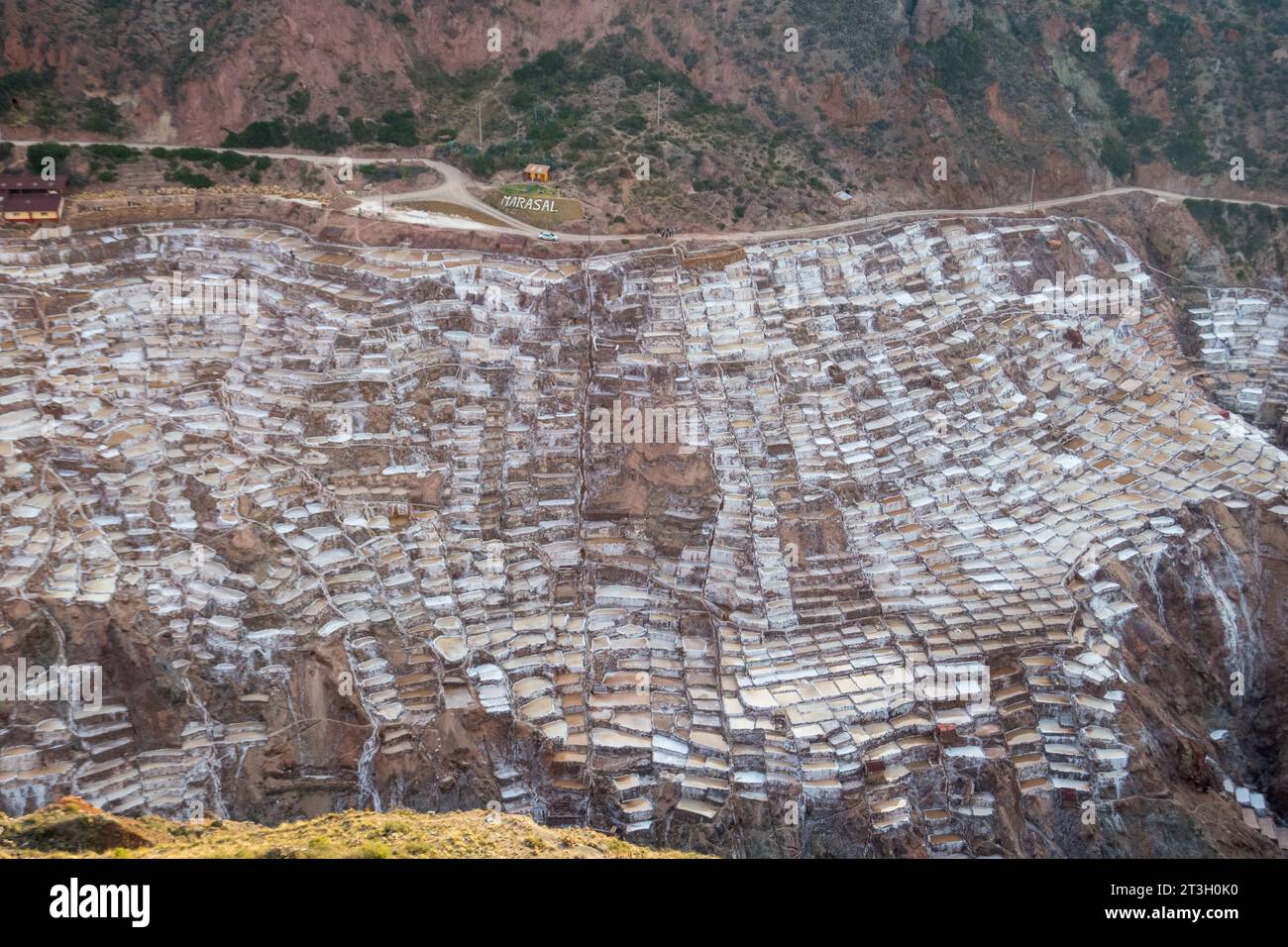 Vista dall'alto delle distese saline di Maras in Perù Foto Stock