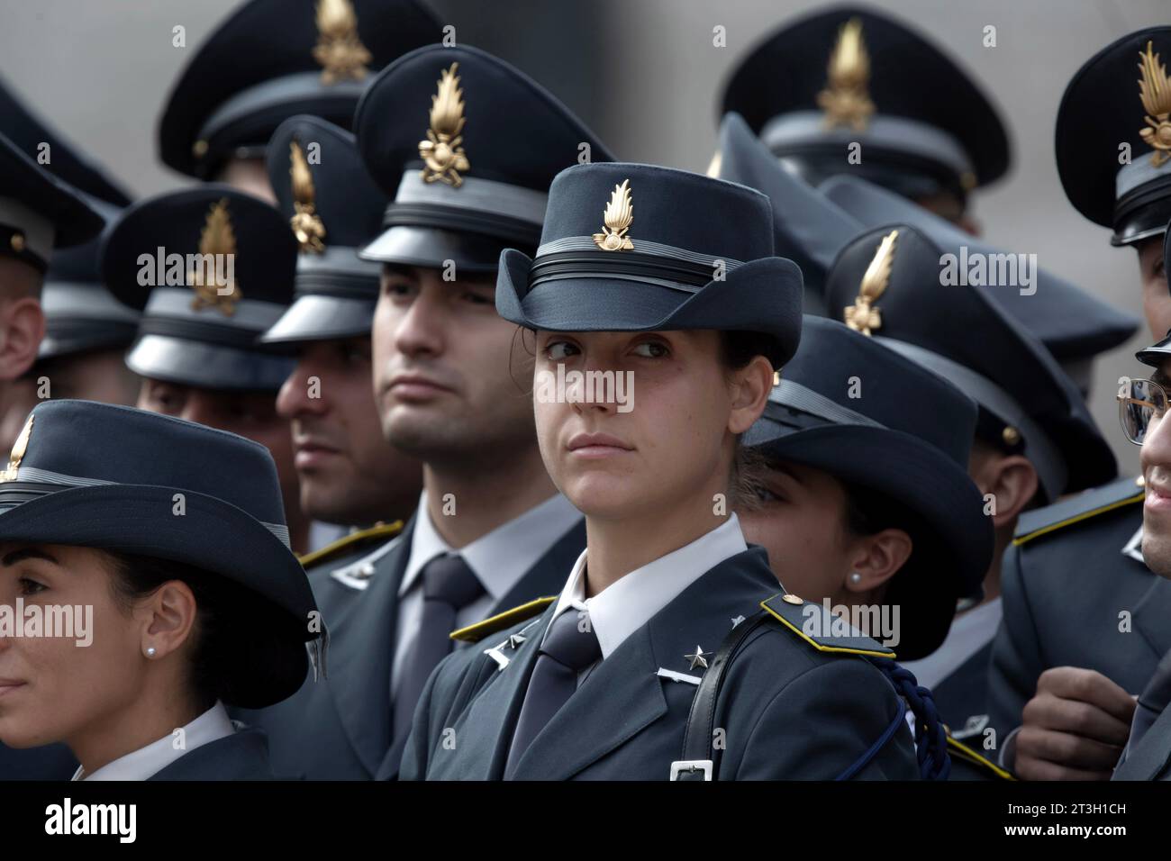 Città del Vaticano, Vaticano, 25 ottobre 2023. I cadetti della polizia finanziaria italiana assistono all'udienza generale settimanale di Papa Francesco in Vaticano. Maria Grazia Picciarella/Alamy Live News Foto Stock