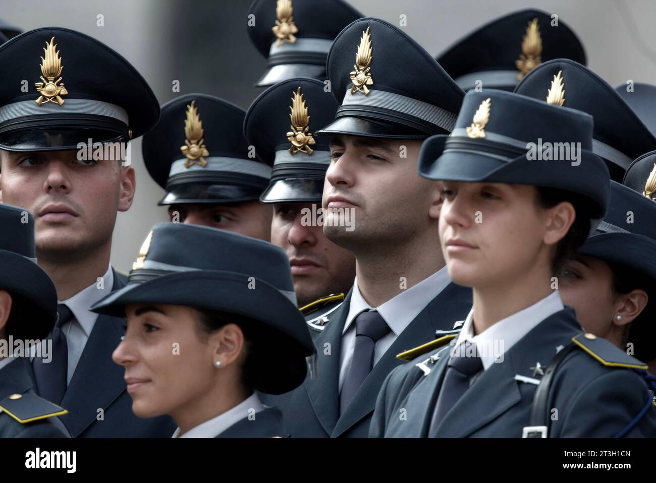 Città del Vaticano, Vaticano, 25 ottobre 2023. I cadetti della polizia finanziaria italiana assistono all'udienza generale settimanale di Papa Francesco in Vaticano. Maria Grazia Picciarella/Alamy Live News Foto Stock