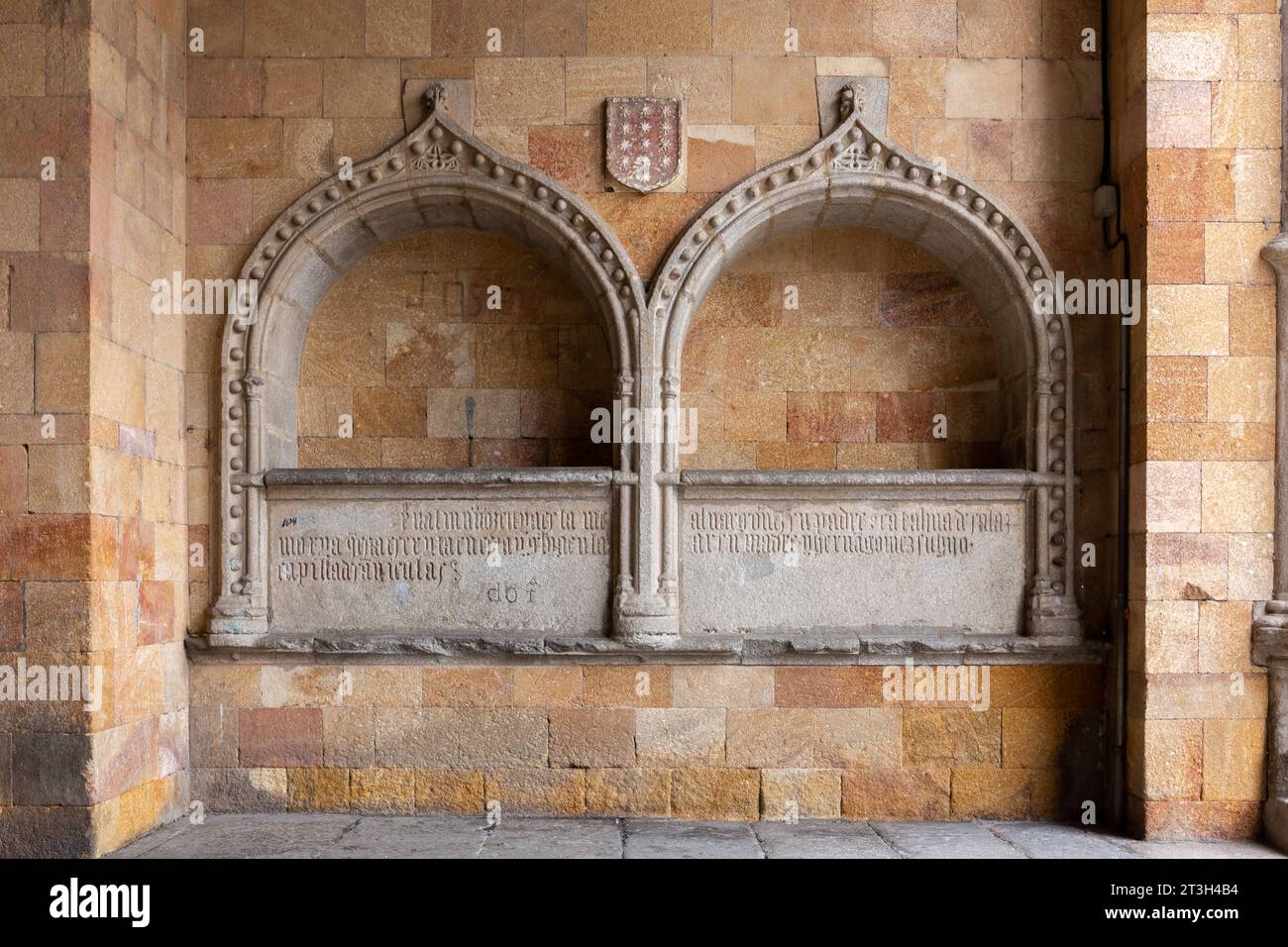 Avila, Spagna, 07.10.21. Nicchie tombali in pietra riccamente decorate con iscrizioni latine, archi e stemma nella Basilica di San Vicente ad Avila, Spagna Foto Stock