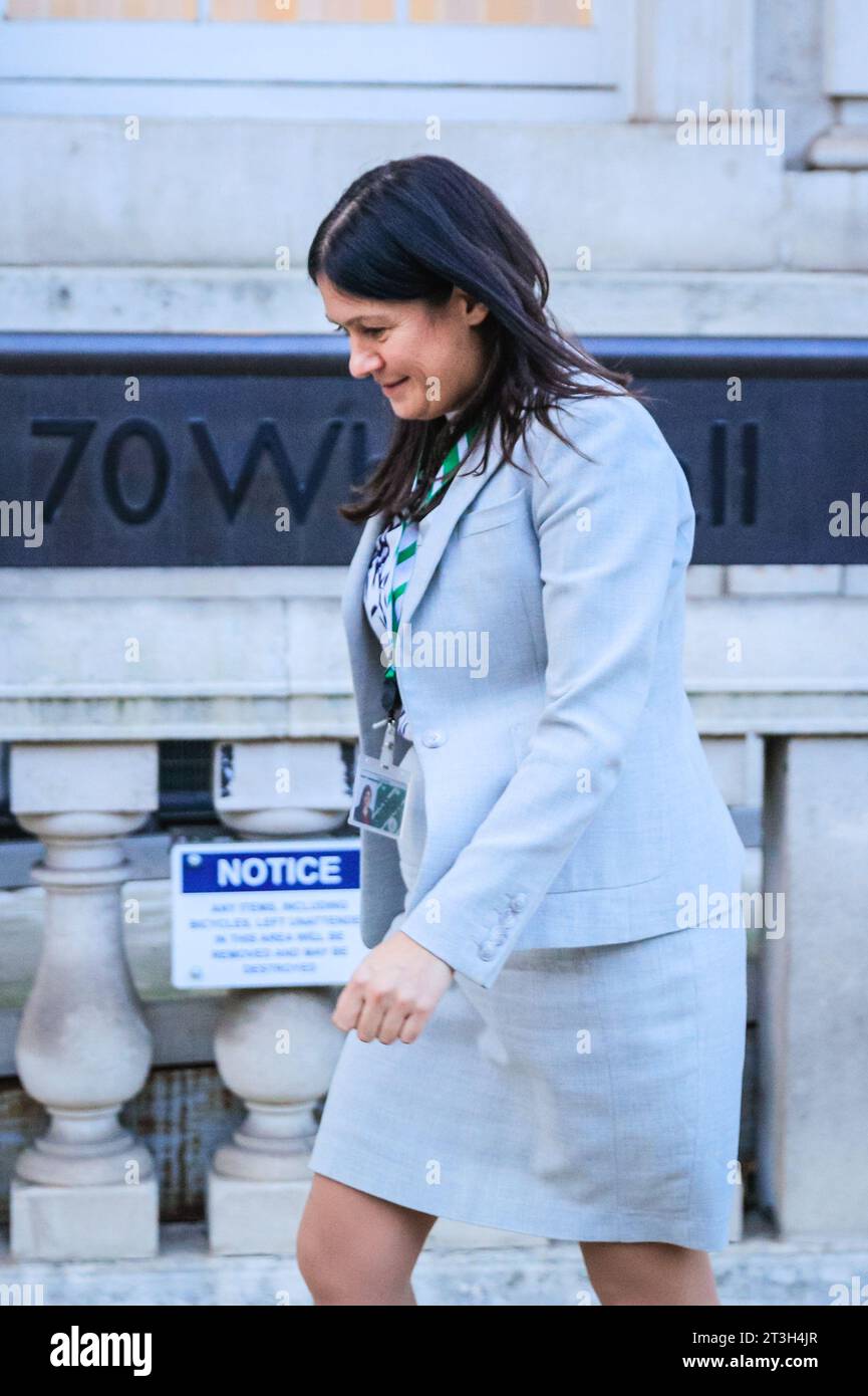 Londra, Regno Unito. 25 ottobre 2023. Lisa Nandy, il Partito Laburista, Segretario ombra di Stato per il commercio internazionale, esce dall'Ufficio del Gabinetto oggi in prima serata. Crediti: Imageplotter/Alamy Live News Foto Stock