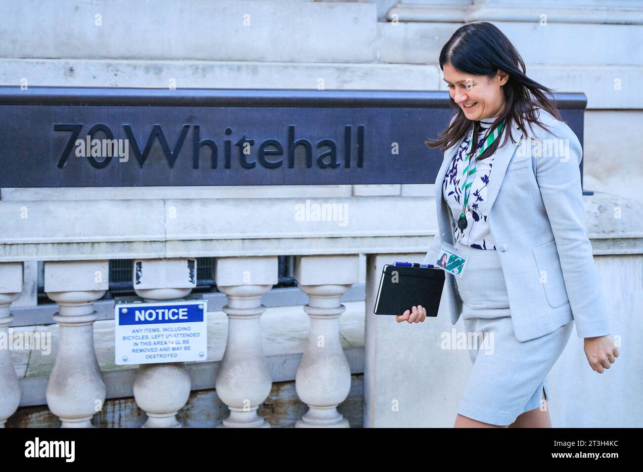 Londra, Regno Unito. 25 ottobre 2023. Lisa Nandy, il Partito Laburista, Segretario ombra di Stato per il commercio internazionale, esce dall'Ufficio del Gabinetto oggi in prima serata. Crediti: Imageplotter/Alamy Live News Foto Stock