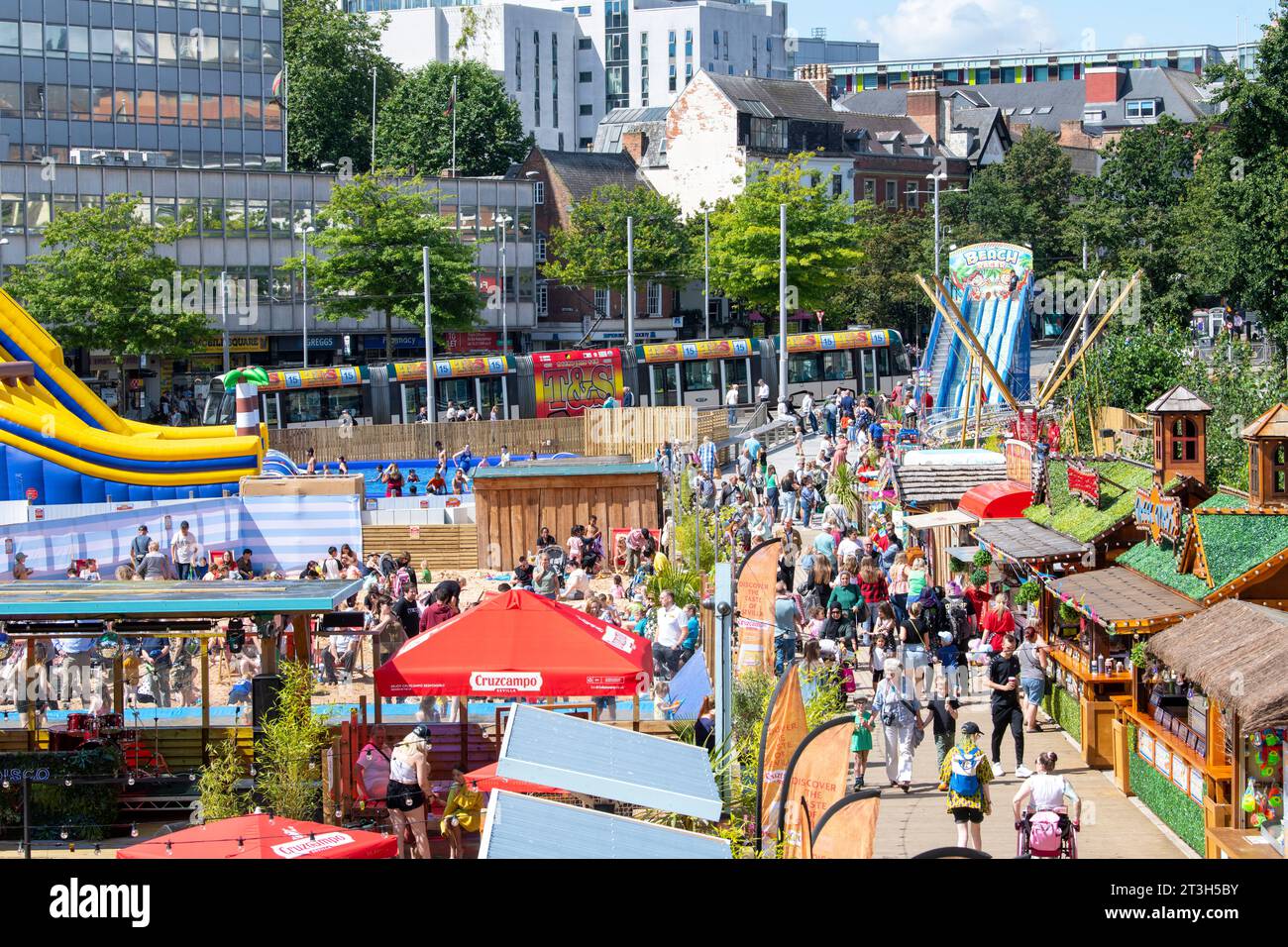 Soleggiata giornata estiva a Nottingham Beach in Market Square, Nottinghamshire Inghilterra Regno Unito Foto Stock