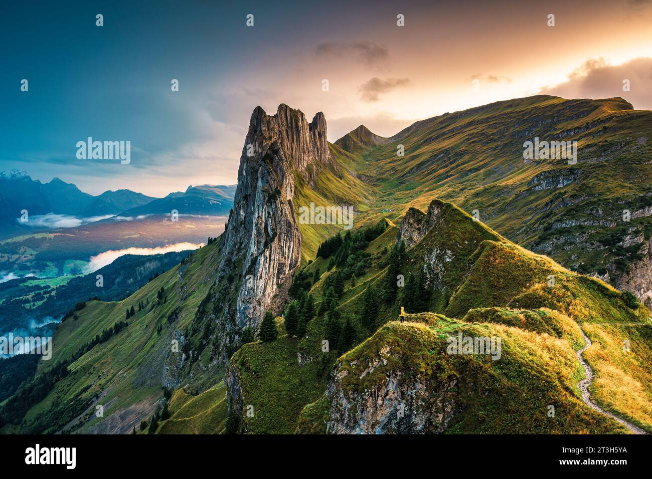 Splendido tramonto sulla maestosa cresta rocciosa di Saxer Lucke, Alpi svizzere in autunno ad Appenzell, Svizzera Foto Stock
