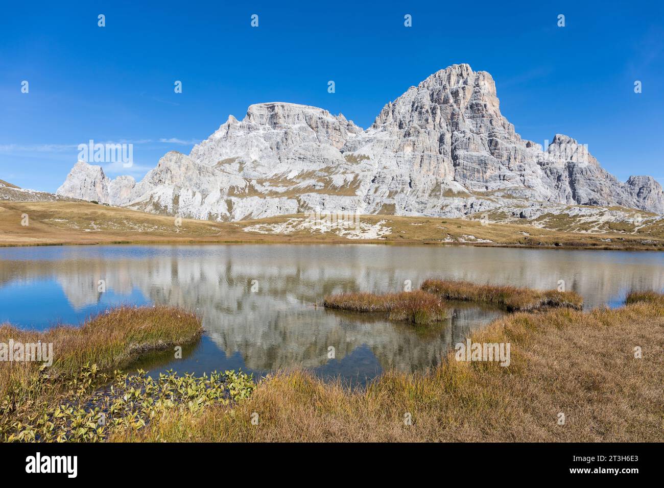 Lago dei piani, Dolomiti, alto Adige, Italia. Montagne del Lastron del Scarperi e del Crodon di San Candido sullo sfondo. Foto Stock