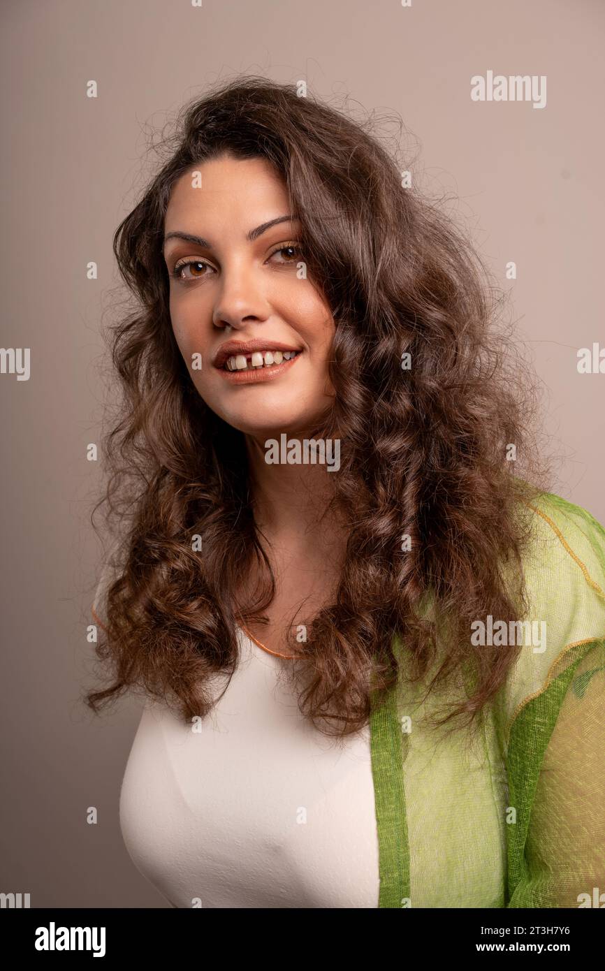 Una donna sicura di sé ha mostrato con orgoglio il suo bellissimo sorriso, abbracciando il suo unico spazio dentale come simbolo di bellezza naturale e l'essenza del positiv corporeo Foto Stock