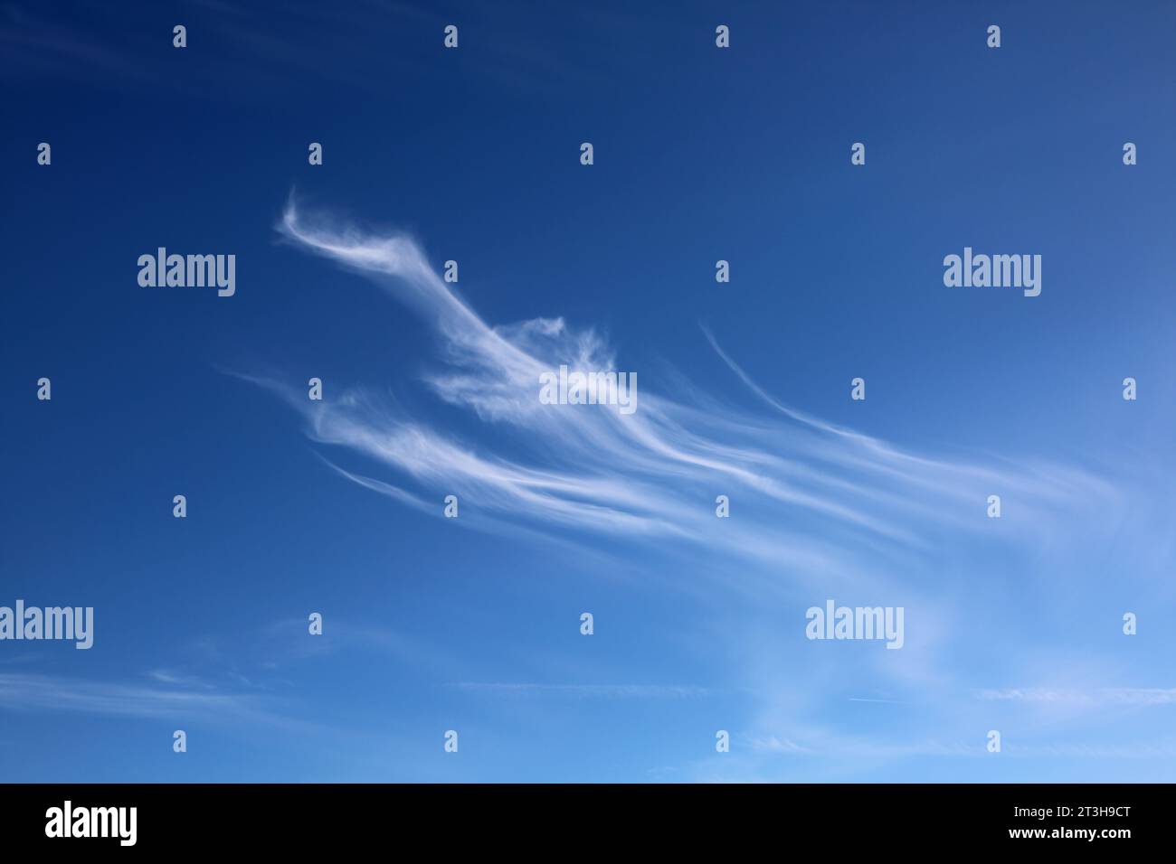 Cirrus Clouds High Altitude, ippodromo di Epsom Downs, Surrey, Inghilterra Foto Stock