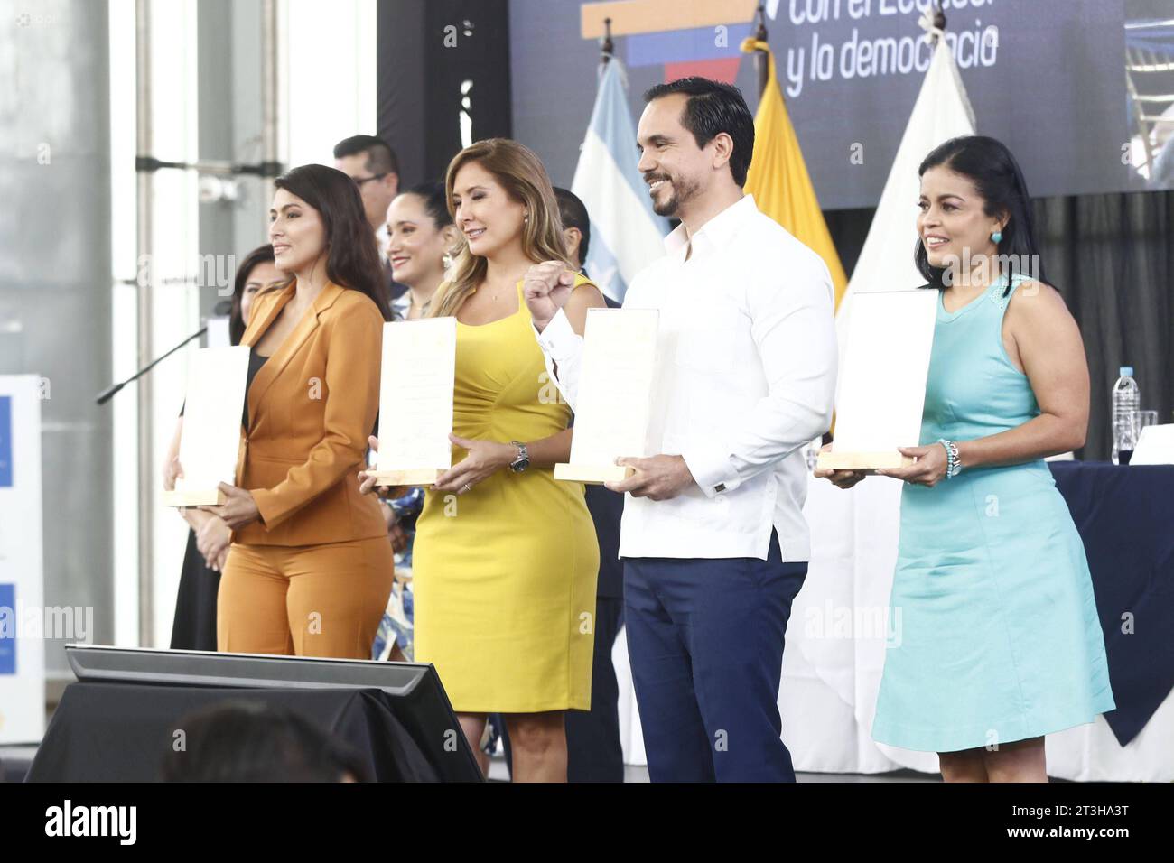 DATA DI REGISTRAZIONE NON DICHIARATA POL-ENTREGA CREDENCIALES - ASAMBLEISTAS Guayaquil 25 de Octubre del 2023 EN la ciudad de Guayaquil en la plaza Rodolfo Baquerizo se hace la entrega de credenciales a los nuevos asamblesitas electos en las elecciones adelantadas 2023. JimmyÃ Negrete/API Guayaquil Guayas Ecuador POL-POL-ENTREGACREDENCIALES-ASAMBLEISTAS-382415c8d94d8b3a35a499ffb49806d5 *** POL CONSEGNA DELLE credenziali ASAMBLEISTAS Guayaquil 25 ottobre 2023 nella città di Guayaquil nella piazza Rodolfo Baquerizo, consegna anticipata dei nuovi membri alle elezioni 2023 Foto Stock