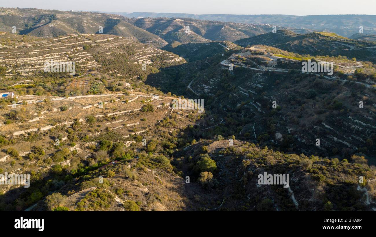 Vista droni del paesaggio agricolo terrazzato, Cipro Foto Stock