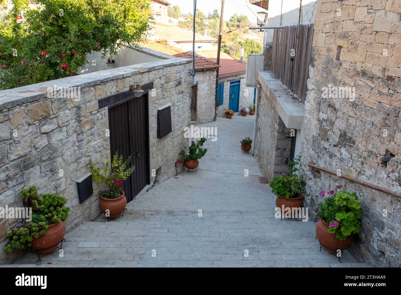 Strada laterale acciottolata nel villaggio di Vouni, distretto di Limassol, Cipro. Foto Stock