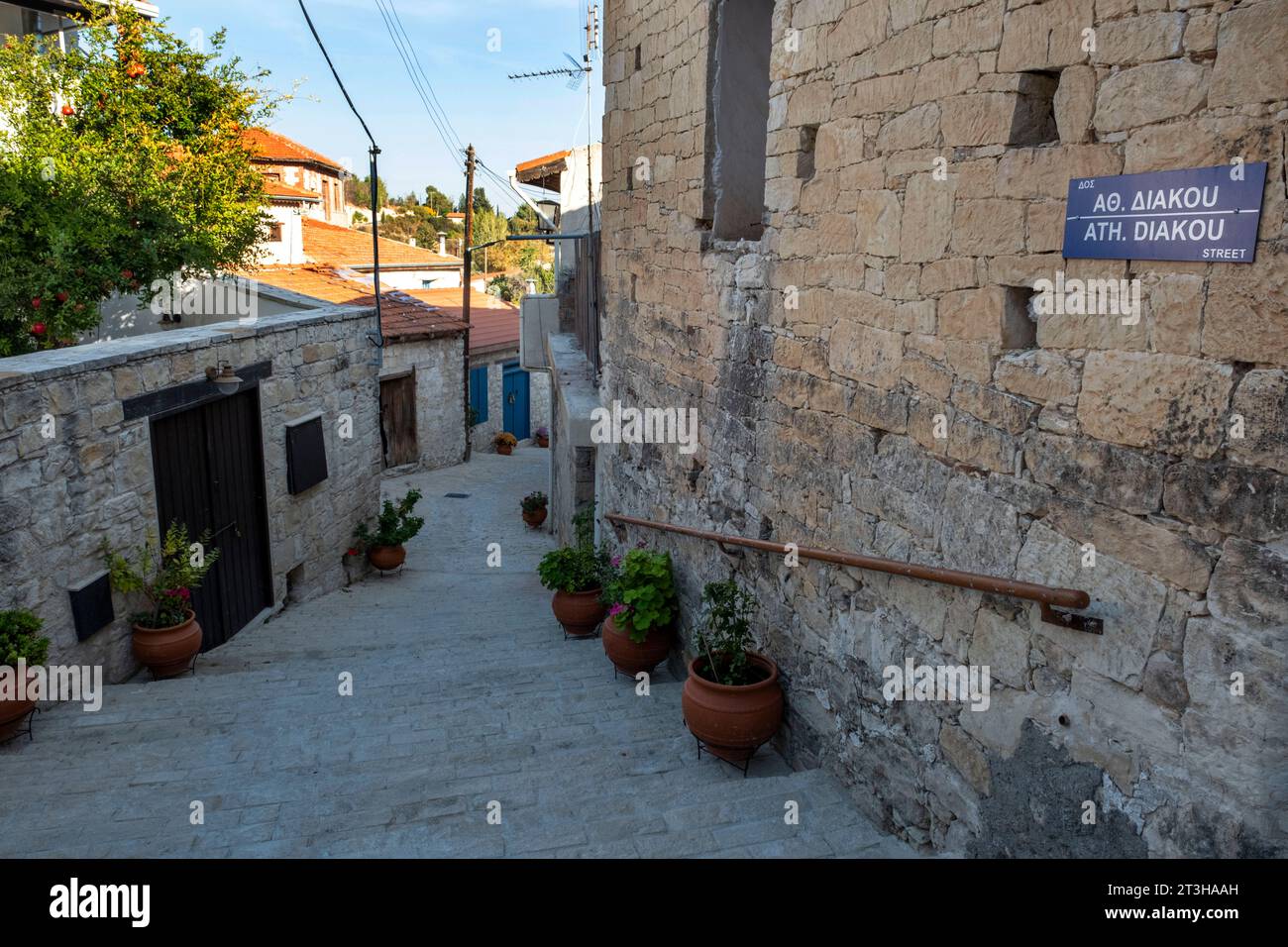 Strada laterale acciottolata nel villaggio di Vouni, distretto di Limassol, Cipro. Foto Stock
