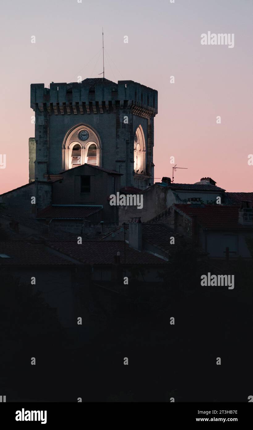 Silhouette di una torre illuminata vista al tramonto a Villeneuve les Avignon, Francia Foto Stock