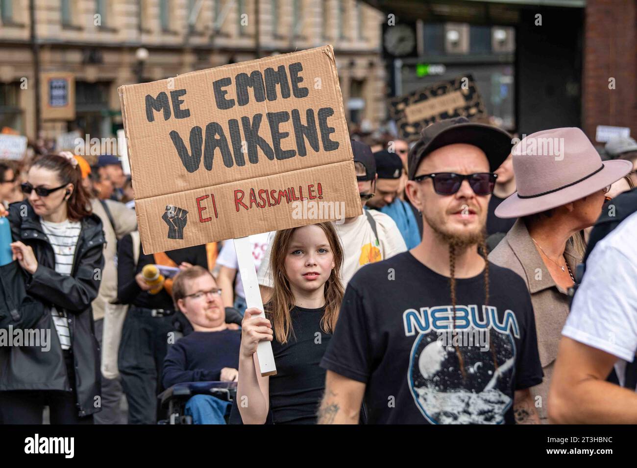 Me emme vaikene. Ei rasismille! Giovane ragazza con un cartello di cartone su Aleksanterinkatu alla manifestazione anti-razzismo a Helsinki, Finlandia. Foto Stock