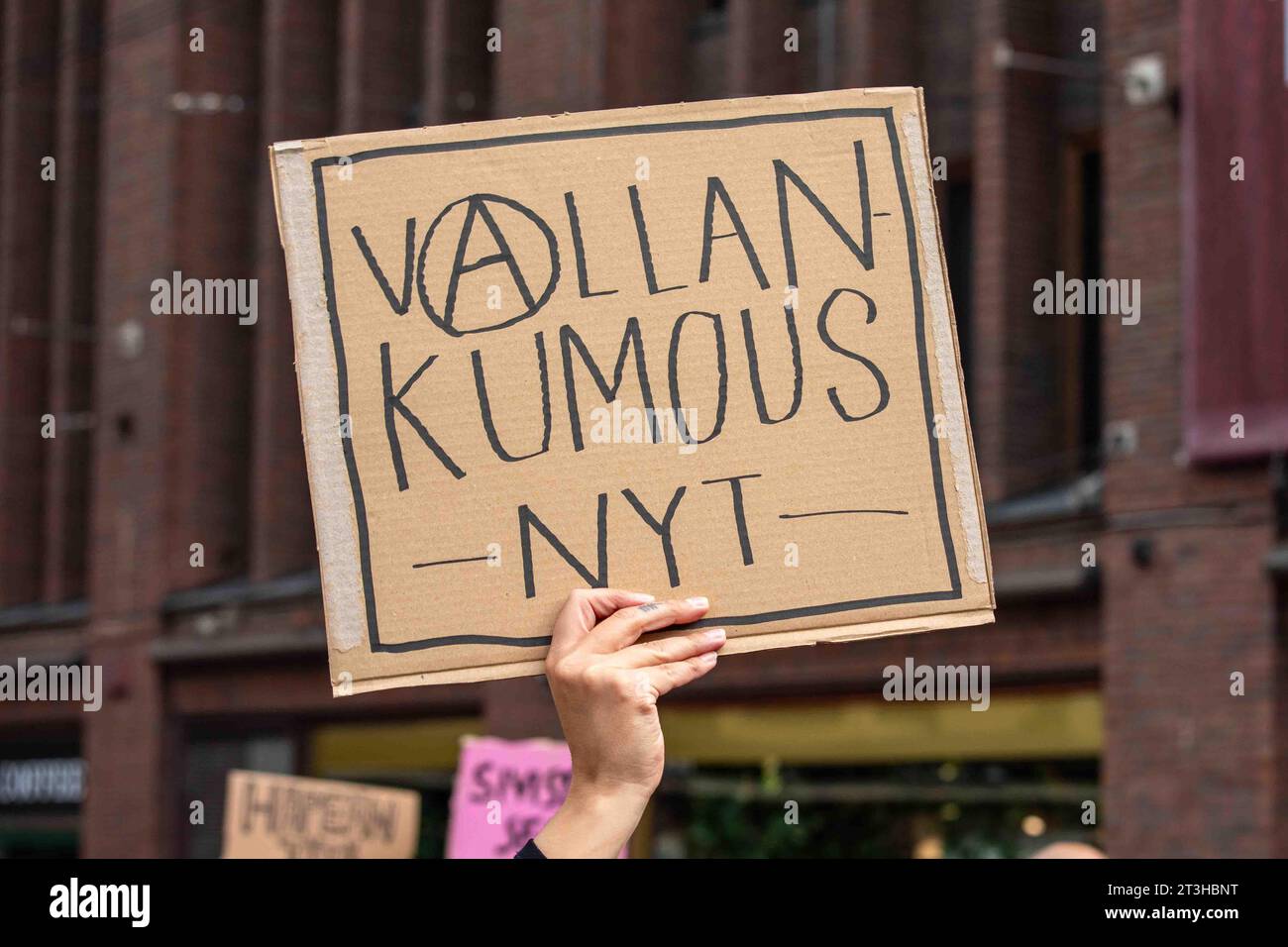 Vallankumous nyt. Cartello di cartone scritto a mano su me emme vaikene! Manifestazione contro il razzismo a Helsinki, Finlandia. Foto Stock