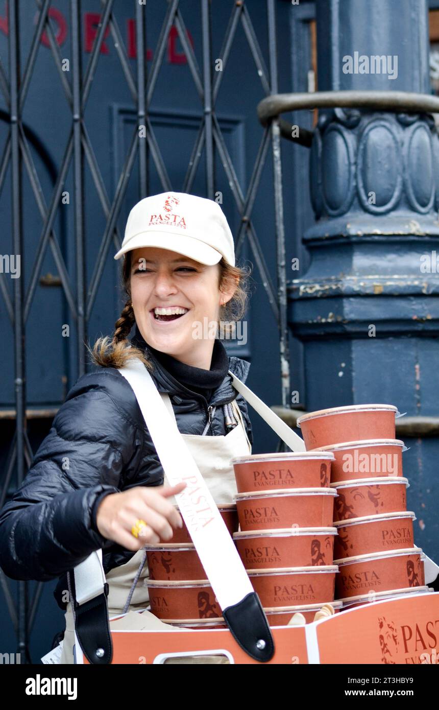 Per il World Pasta Day 2023, Pasta Evangelists ha dato 1.000 piatti di pasta gratuiti alle stazioni della metropolitana di Londra. In offerta 1.000 piatti classici di Pasta Evangelisti, tra cui carbonara, shin ragu di manzo, arrabbiata piccante e pasta ai funghi selvatici. Gli evangelisti trasformarono anche le stazioni di partecipazione con nomi punny a pasta. Le stazioni della metropolitana che prendono parte sono Fulham Broadway (Fusilli), Farringdon (Farfallingdon), Clapham Junction (Claphamellini), Tooting (Tootelloni) e Camden Town (Camdenlloni Town) dove sono state scattate queste immagini. Foto Stock