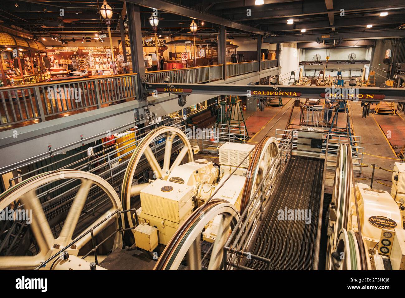 I motori girano ruote giganti che tirano i cavi del tram al museo della funivia di San Francisco, Stati Uniti Foto Stock