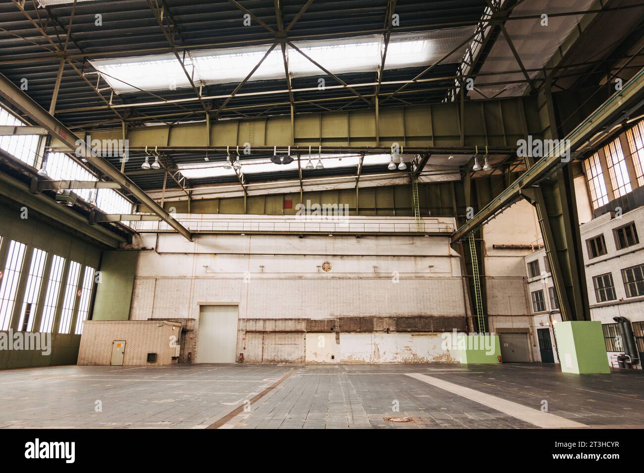 All'interno di un hangar vuoto all'aeroporto Tempelhof di Berlino, Germania. Famoso per il suo ruolo nel ponte aereo di Berlino, l'aeroporto ha chiuso nel 2008 Foto Stock