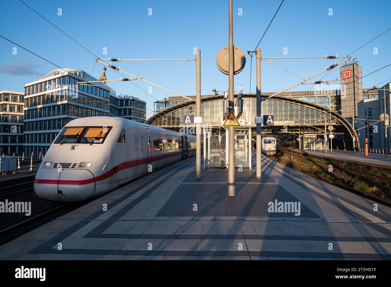 21.10.2023, Berlino, Germania, Europa - un treno Intercity Express (ICE) ferma presso un binario della stazione centrale di Berlino nel quartiere Mitte. Foto Stock