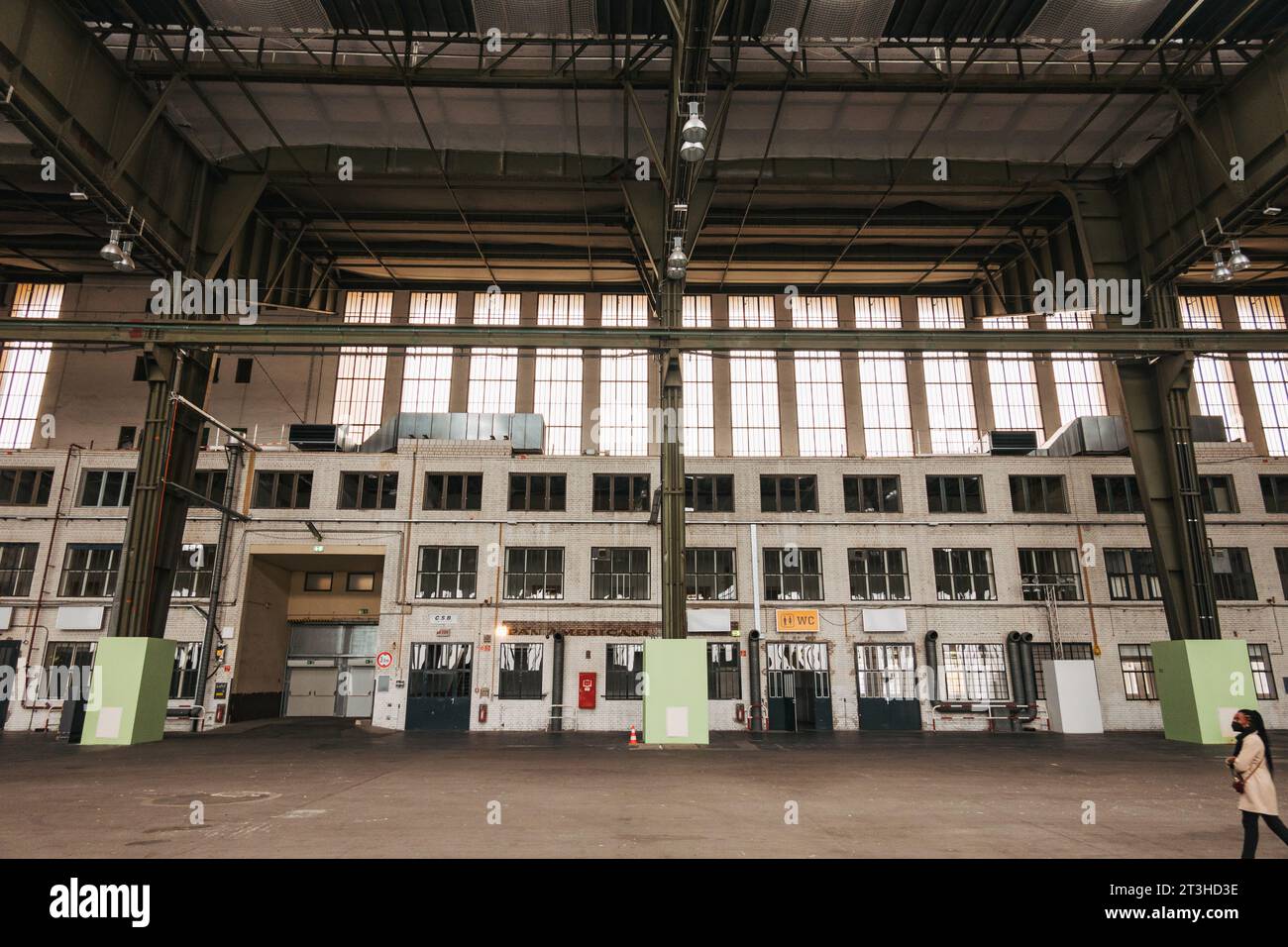 All'interno di un hangar vuoto all'aeroporto Tempelhof di Berlino, Germania. Famoso per il suo ruolo nel ponte aereo di Berlino, l'aeroporto ha chiuso nel 2008 Foto Stock