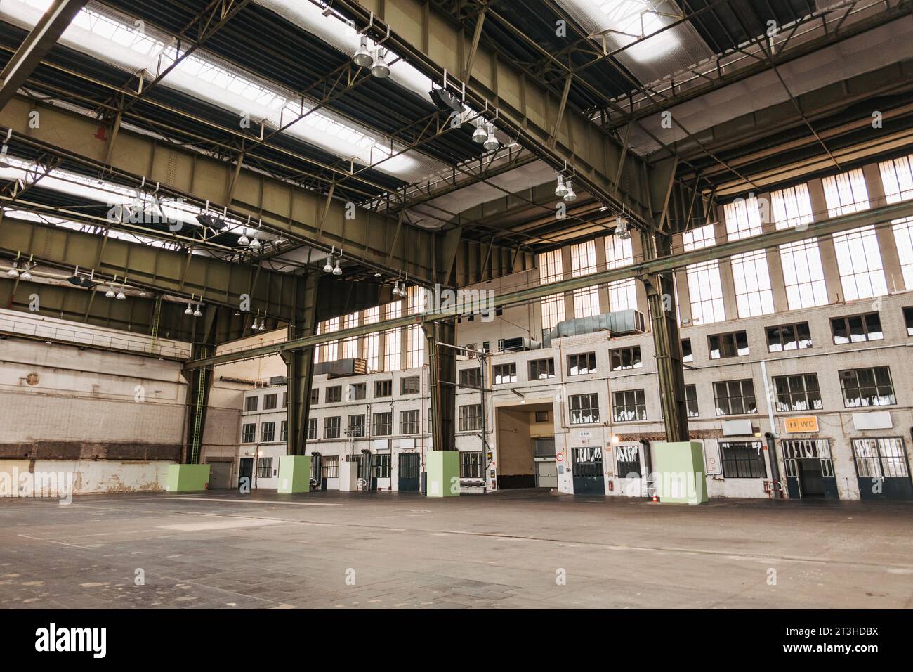 All'interno di un hangar vuoto all'aeroporto Tempelhof di Berlino, Germania. Famoso per il suo ruolo nel ponte aereo di Berlino, l'aeroporto ha chiuso nel 2008 Foto Stock