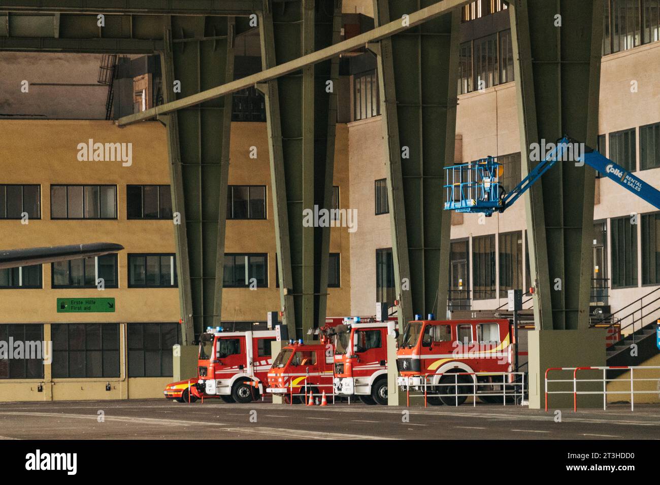 Veicoli di emergenza di stanza all'aeroporto Tempelhof, Berlino, Germania. L'aeroporto ha chiuso nel 2008, ma i vigili del fuoco mantengono la loro presenza Foto Stock