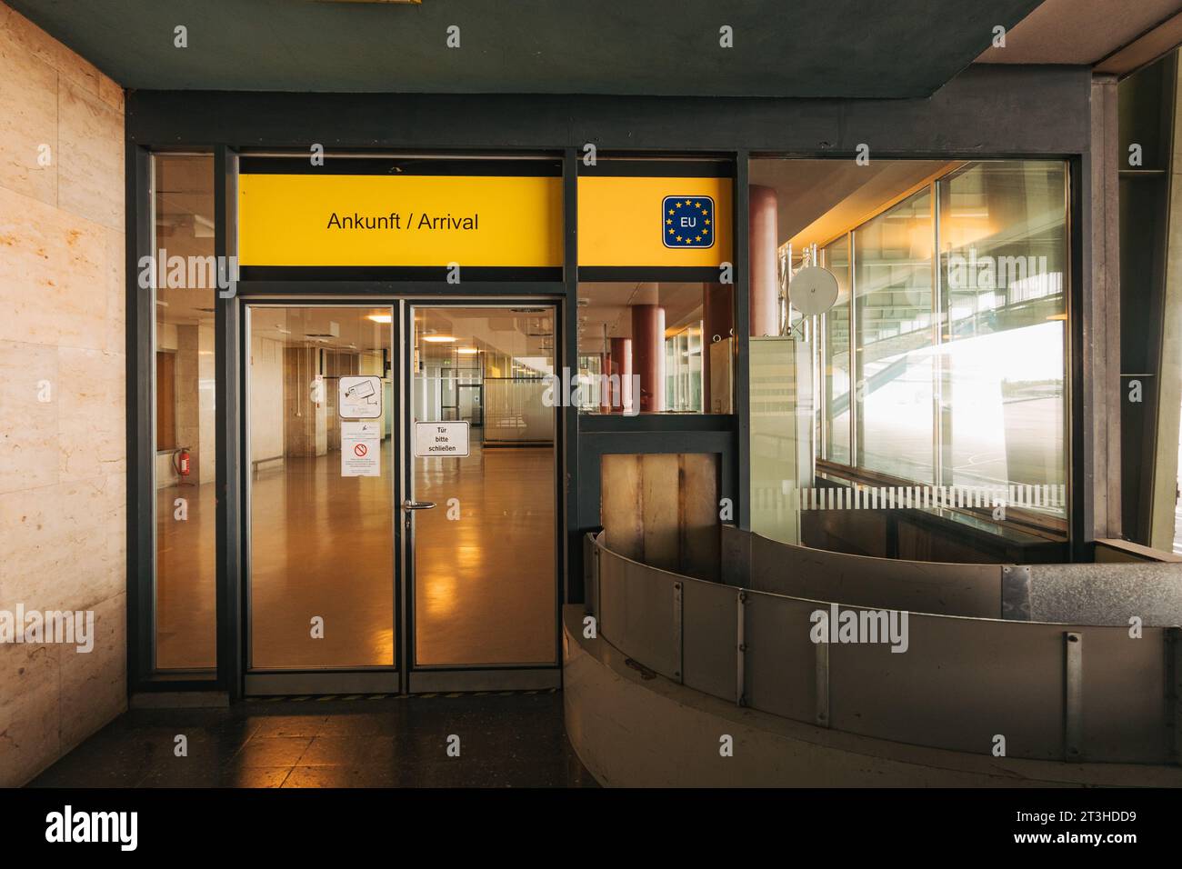 Una vecchia porta di arrivo UE / Schengen presso l'aeroporto Tempelhof, ora in disuso, Berlino, Germania Foto Stock