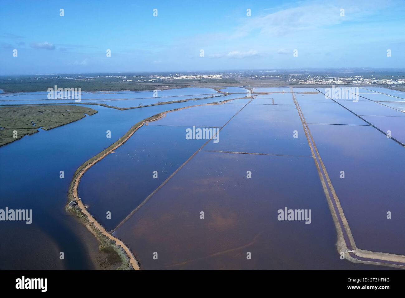 Vista aerea con droni dell'area naturale Marismas del Odiel a Huelva, Andalusia, Spagna Foto Stock