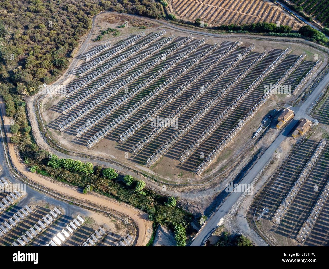 Vista aerea con droni di una fattoria di pannelli solari tra campi coltivati Foto Stock