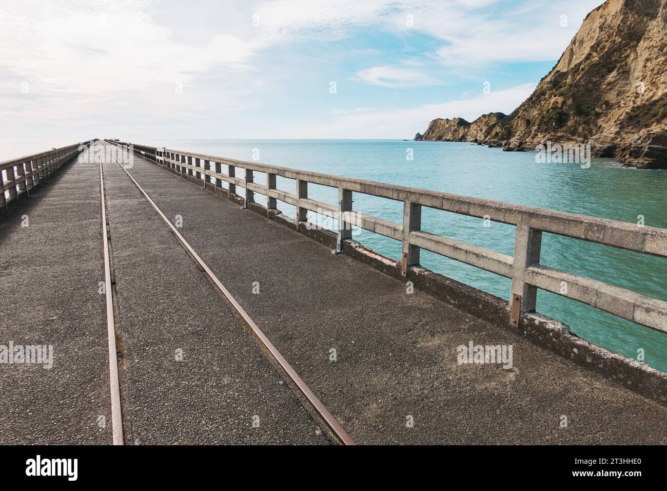 Lo storico molo di Tolaga Bay, sulla costa orientale dell'Isola del Nord della nuova Zelanda. Aperto nel 1929, si estende per 660 metri Foto Stock