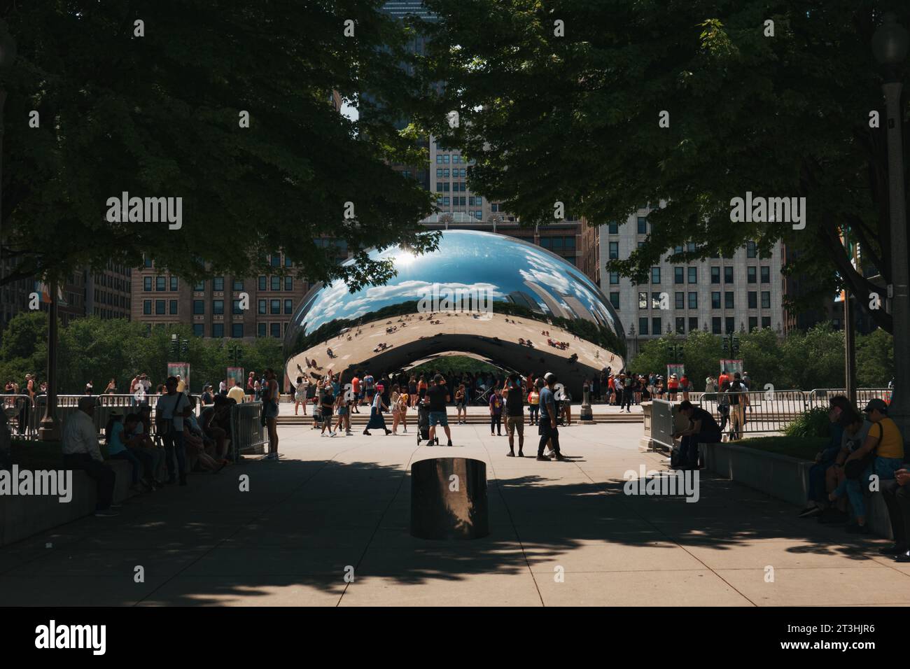 I turisti circondano la scultura Cloud Gate, conosciuta anche come "The Bean", nel Millennium Park di Chicago Foto Stock