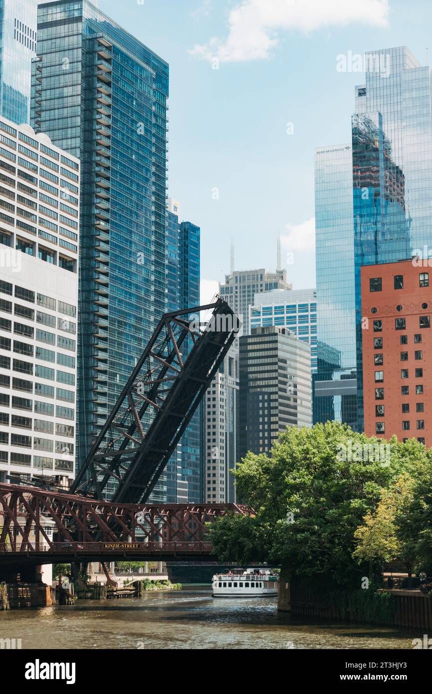 Il vecchio Chicago & Northwestern Railway Bridge, a sinistra in posizione rialzata, accanto al ponte Kinzie Street, Chicago Foto Stock