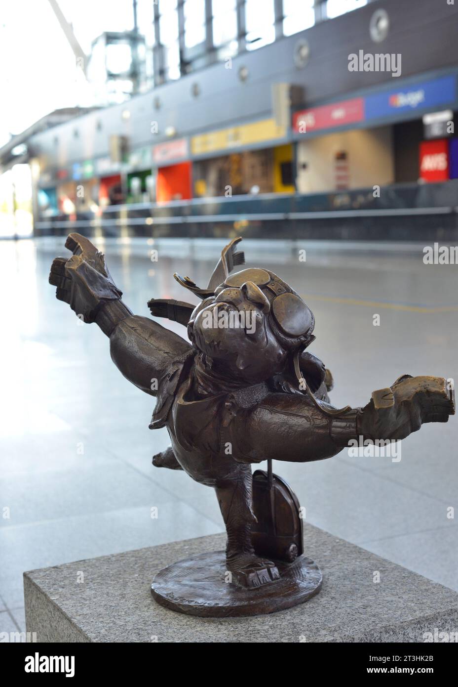 Hewelion the Lion Aviator piccola scultura metallica presso l'aeroporto Leh Valesa di Danzica, Polonia, Europa, UE Foto Stock