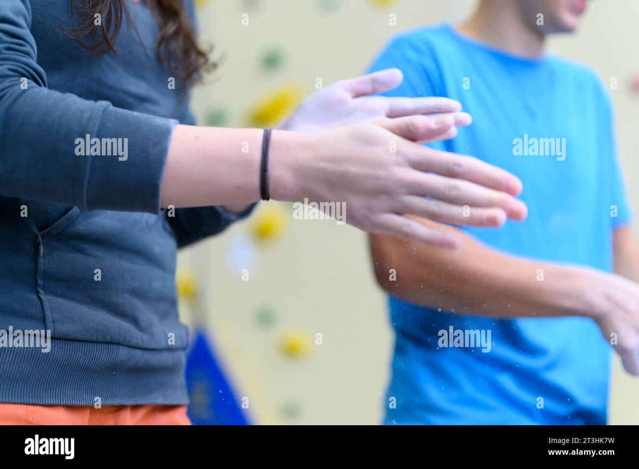 Arrampicata su roccia che calza le mani Foto Stock