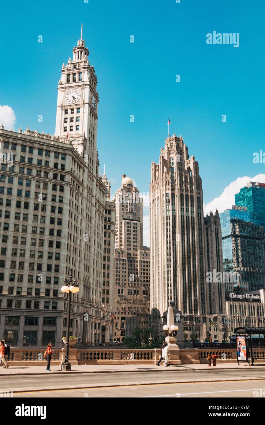 Il Wrigley Building (1924, a sinistra) e la neo-gotica Tribune Tower (1925, a destra) a Chicago in una giornata limpida Foto Stock