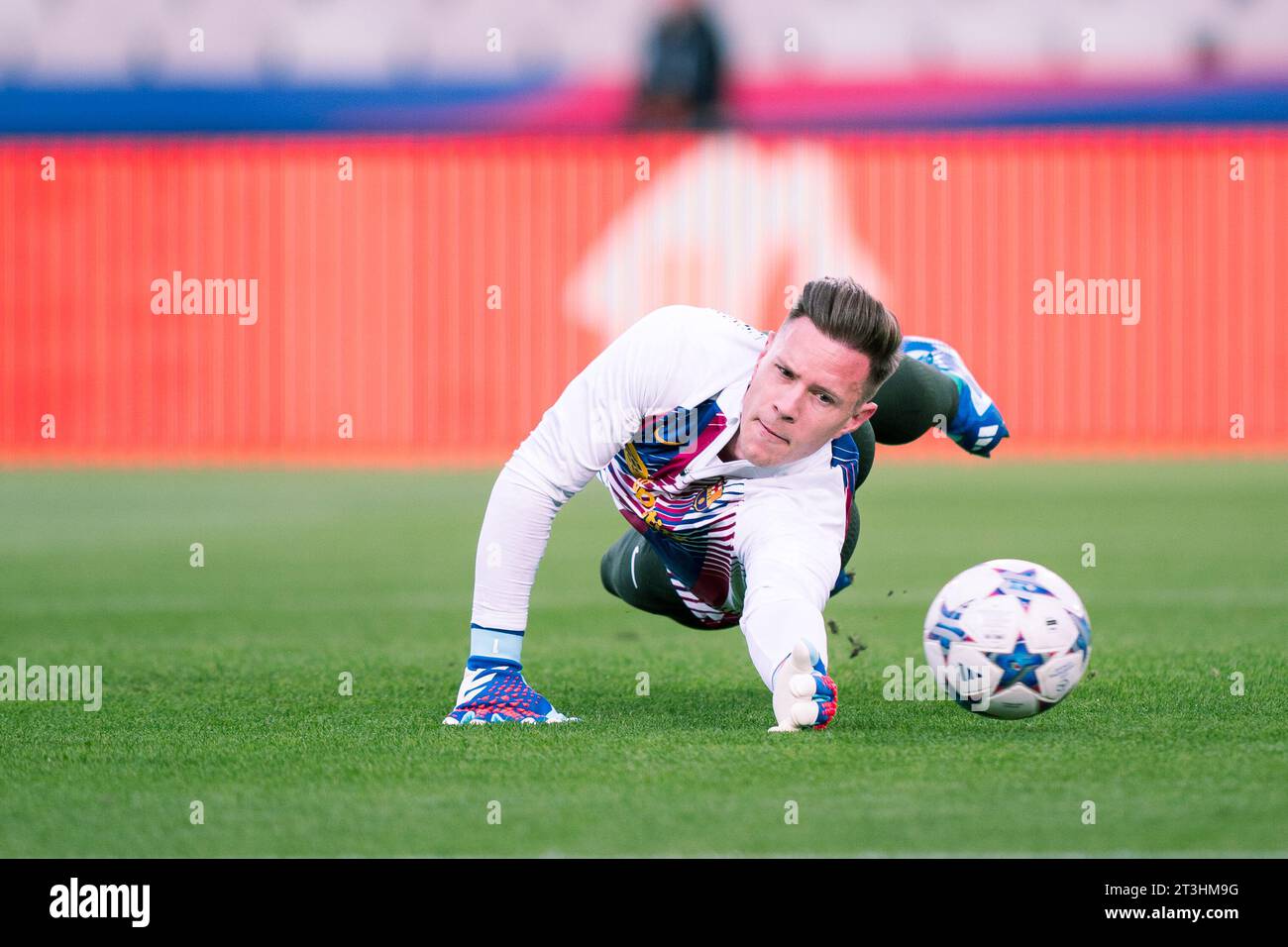Barcellona, Spagna, 25, ottobre 2023. Spain-Football-Champions League FC Barcelona contro Shakhtar Donetsk. (1) riscaldamento Marc-Andre ter Stegen. Credito: Joan G/Alamy Live News Foto Stock