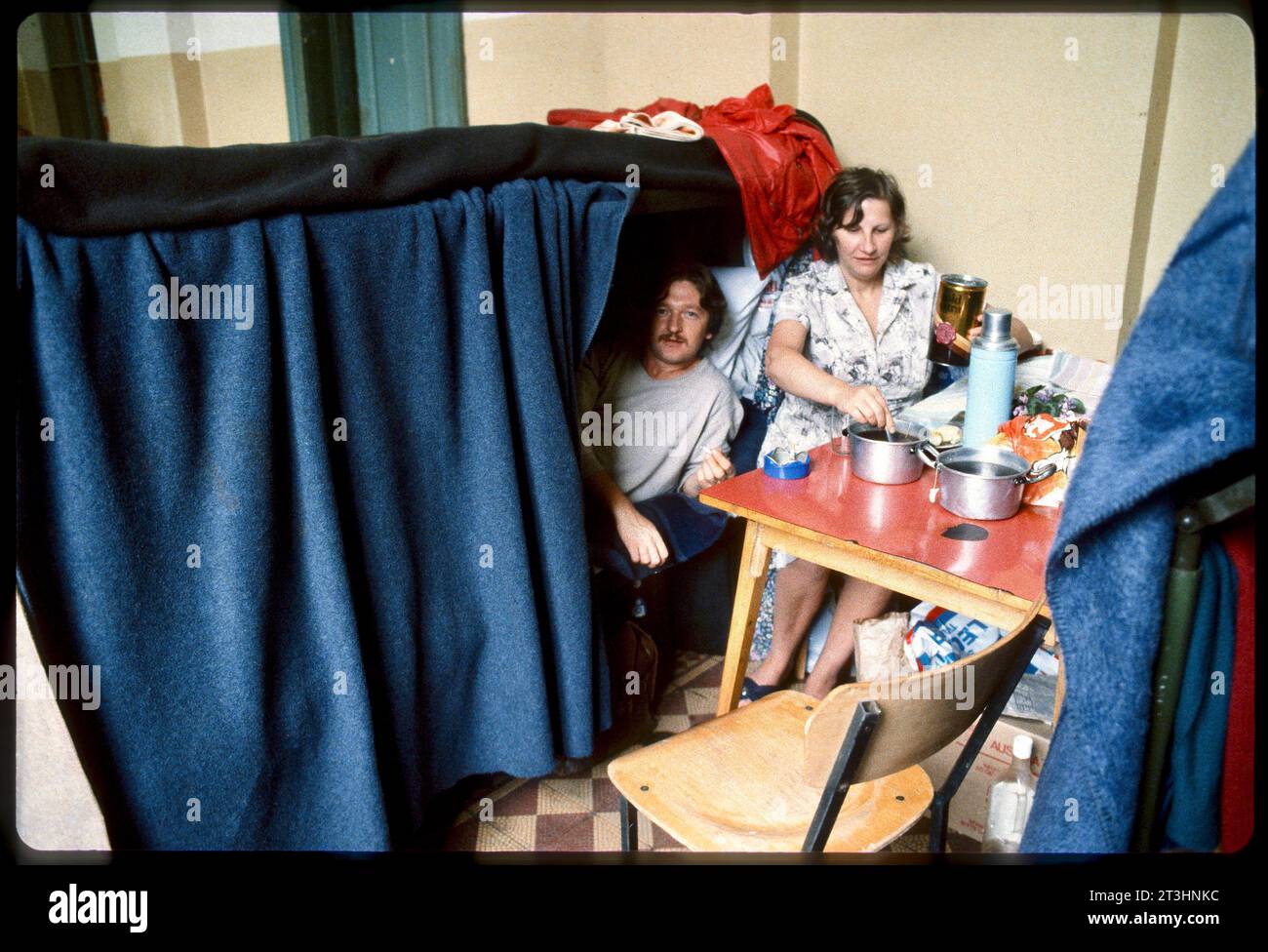 1983: Traiskirchen, schon seit den 80er-Jahren ein Symbol für das Versagen der Asylpolitik, nicht nur in Österreich... Foto: Leopold NEKULA / VIENNAREPORT e. U. âÖï IM Fokus: Flüchtlingslager TRAISKIRCHEN xx. Agosto 1983, Flüchtlingslager Traiskirchen . âï 2023: https://de.statista.com/statistik/daten/studie/293189/umfrage/asylantraege-in-oesterreich/ ::textAsylanträge%20in%20Österreich%20bis%202023&textIm%20Jahr%202023%20wurden%20in,auf%20einem%20recht%20hohen%20Niveau. . Bilder: Zustände im Flüchtlingslager Traiskirchen . Zitate: Ungefähr 1,500 Flüchtlinge waren in Traiskirchen untergebrac Foto Stock