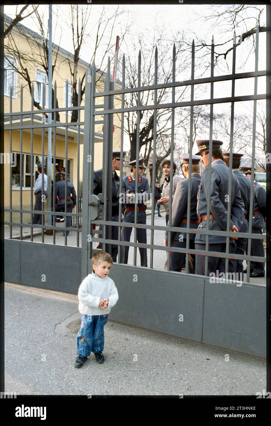 1983: Traiskirchen, schon seit den 80er-Jahren ein Symbol für das Versagen der Asylpolitik, nicht nur in Österreich... Foto: Leopold NEKULA / VIENNAREPORT e. U. âÖï IM Fokus: Flüchtlingslager TRAISKIRCHEN xx. Agosto 1983, Flüchtlingslager Traiskirchen . âï 2023: https://de.statista.com/statistik/daten/studie/293189/umfrage/asylantraege-in-oesterreich/ ::textAsylanträge%20in%20Österreich%20bis%202023&textIm%20Jahr%202023%20wurden%20in,auf%20einem%20recht%20hohen%20Niveau. . Bilder: Zustände im Flüchtlingslager Traiskirchen . Zitate: Ungefähr 1,500 Flüchtlinge waren in Traiskirchen untergebrac Foto Stock