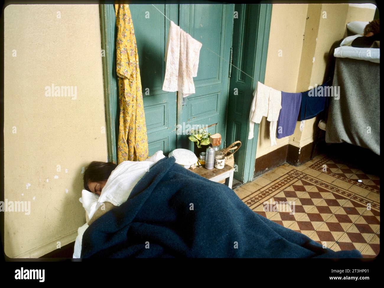 1983: Traiskirchen, schon seit den 80er-Jahren ein Symbol für das Versagen der Asylpolitik, nicht nur in Österreich. Foto: Leopold NEKULA/VIENNAREPORT e. U. âÖï IM Fokus: Flüchtlingslager TRAISKIRCHEN xx. Agosto 1983, Flüchtlingslager Traiskirchen . âï 2023: https://de.statista.com/statistik/daten/studie/293189/umfrage/asylantraege-in-oesterreich/ ::textAsylanträge%20in%20Österreich%20bis%202023&textIm%20Jahr%202023%20wurden%20in, auf%20einem%20recht%20hohen%20Niveau. Bilder: Zustände im Flüchtlingslager Traiskirchen . Zitate: Ungefähr 1,500 Flüchtlinge waren in Traiskirchen untergebrac Foto Stock