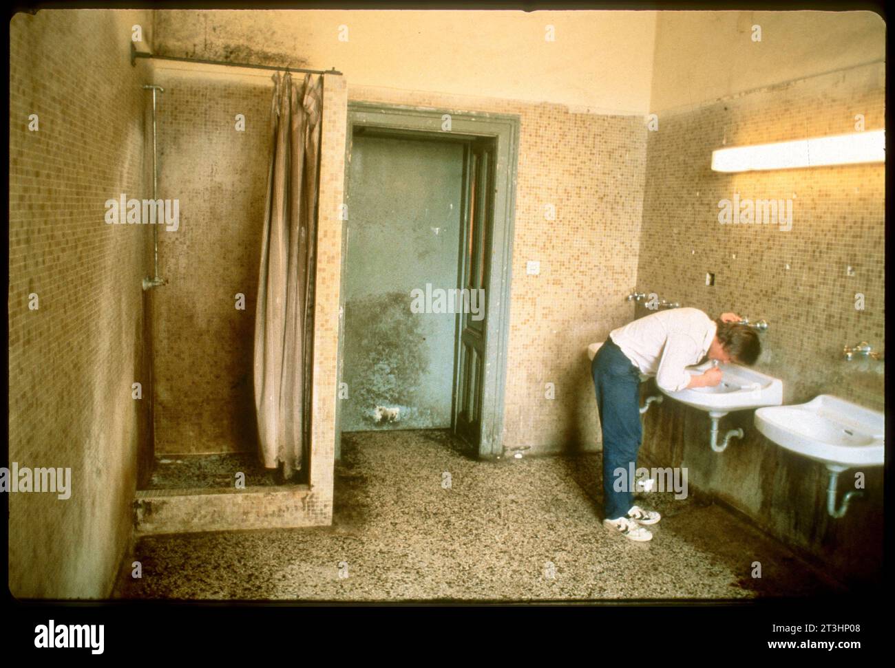 1983: Traiskirchen, schon seit den 80er-Jahren ein Symbol für das Versagen der Asylpolitik, nicht nur in Österreich. Foto: Leopold NEKULA/VIENNAREPORT e. U. âÖï IM Fokus: Flüchtlingslager TRAISKIRCHEN xx. Agosto 1983, Flüchtlingslager Traiskirchen . âï 2023: https://de.statista.com/statistik/daten/studie/293189/umfrage/asylantraege-in-oesterreich/ ::textAsylanträge%20in%20Österreich%20bis%202023&textIm%20Jahr%202023%20wurden%20in, auf%20einem%20recht%20hohen%20Niveau. Bilder: Zustände im Flüchtlingslager Traiskirchen . Zitate: Ungefähr 1,500 Flüchtlinge waren in Traiskirchen untergebrac Foto Stock