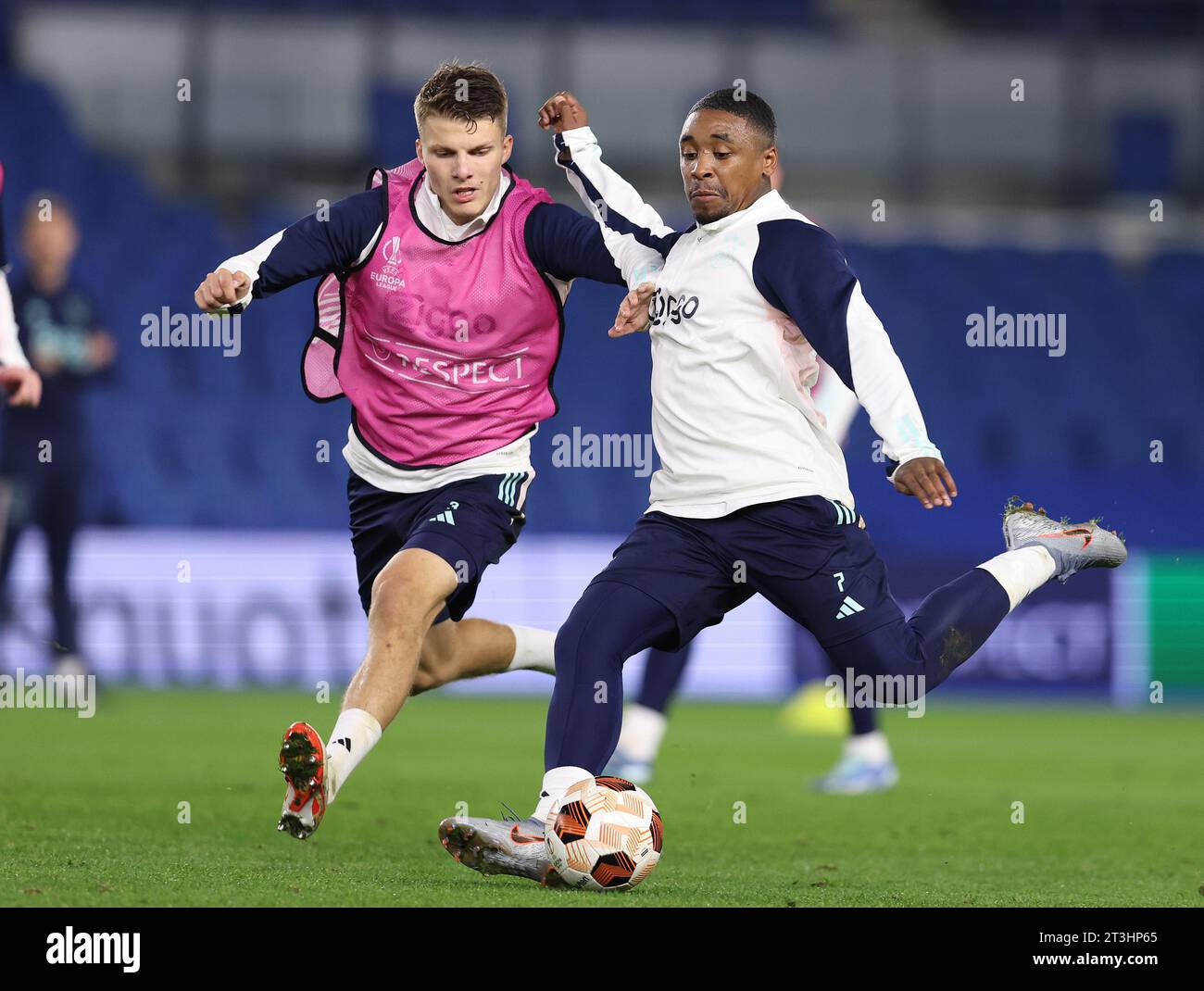 Steven Bergwijn (R) e Anton Gaaei dell'Ajax durante l'allenamento pre-partita presso l'AMEX Stadium, Brighton e Hove. Data foto: 25 ottobre 2023. Il credito fotografico dovrebbe leggere: Paul Terry/Sportimage Credit: Sportimage Ltd/Alamy Live News Foto Stock