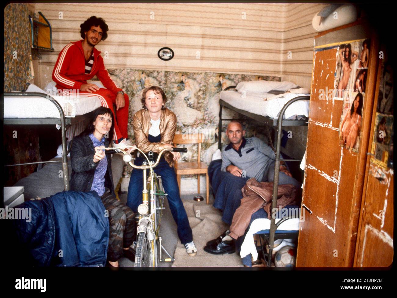 1983: Traiskirchen, schon seit den 80er-Jahren ein Symbol für das Versagen der Asylpolitik, nicht nur in Österreich. Foto: Leopold NEKULA/VIENNAREPORT e. U. âÖï IM Fokus: Flüchtlingslager TRAISKIRCHEN xx. Agosto 1983, Flüchtlingslager Traiskirchen . âï 2023: https://de.statista.com/statistik/daten/studie/293189/umfrage/asylantraege-in-oesterreich/ ::textAsylanträge%20in%20Österreich%20bis%202023&textIm%20Jahr%202023%20wurden%20in, auf%20einem%20recht%20hohen%20Niveau. Bilder: Zustände im Flüchtlingslager Traiskirchen . Zitate: Ungefähr 1,500 Flüchtlinge waren in Traiskirchen untergebrac Foto Stock