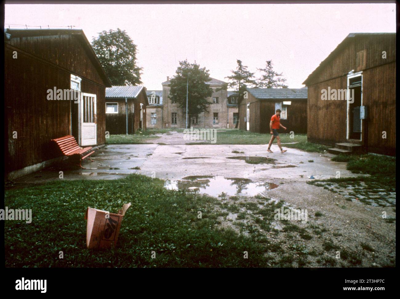 1983: Traiskirchen, schon seit den 80er-Jahren ein Symbol für das Versagen der Asylpolitik, nicht nur in Österreich. Foto: Leopold NEKULA/VIENNAREPORT e. U. âÖï IM Fokus: Flüchtlingslager TRAISKIRCHEN xx. Agosto 1983, Flüchtlingslager Traiskirchen . âï 2023: https://de.statista.com/statistik/daten/studie/293189/umfrage/asylantraege-in-oesterreich/ ::textAsylanträge%20in%20Österreich%20bis%202023&textIm%20Jahr%202023%20wurden%20in, auf%20einem%20recht%20hohen%20Niveau. Bilder: Zustände im Flüchtlingslager Traiskirchen . Zitate: Ungefähr 1,500 Flüchtlinge waren in Traiskirchen untergebrac Foto Stock