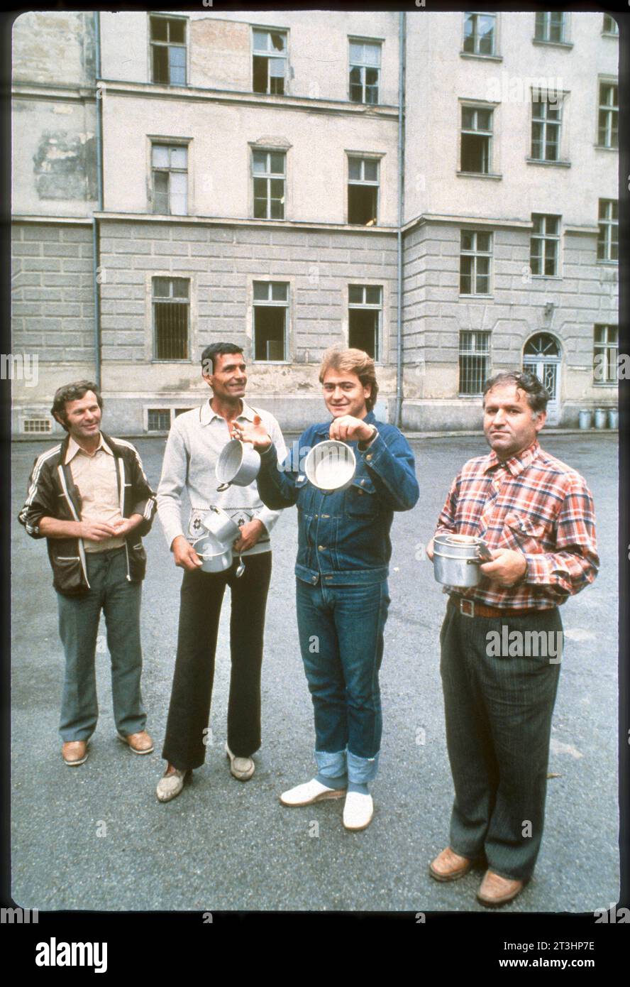 1983: Traiskirchen, schon seit den 80er-Jahren ein Symbol für das Versagen der Asylpolitik, nicht nur in Österreich. Foto: Leopold NEKULA/VIENNAREPORT e. U. âÖï IM Fokus: Flüchtlingslager TRAISKIRCHEN xx. Agosto 1983, Flüchtlingslager Traiskirchen . âï 2023: https://de.statista.com/statistik/daten/studie/293189/umfrage/asylantraege-in-oesterreich/ ::textAsylanträge%20in%20Österreich%20bis%202023&textIm%20Jahr%202023%20wurden%20in, auf%20einem%20recht%20hohen%20Niveau. Bilder: Zustände im Flüchtlingslager Traiskirchen . Zitate: Ungefähr 1,500 Flüchtlinge waren in Traiskirchen untergebrac Foto Stock