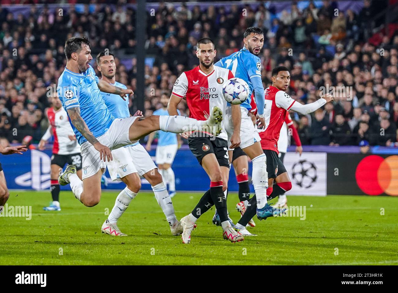 Rotterdam, Paesi Bassi. 25 ottobre 2023. ROTTERDAM, PAESI BASSI - OTTOBRE 25: Alessio Romagnoli della SS Lazio tira a segno durante il girone e - UEFA Champions League 2023/24 partita tra Feyenoord e SS Lazio allo Stadion Feijenoord il 25 ottobre 2023 a Rotterdam, Paesi Bassi. (Foto di Andre Weening/Orange Pictures) credito: Orange Pics BV/Alamy Live News Foto Stock