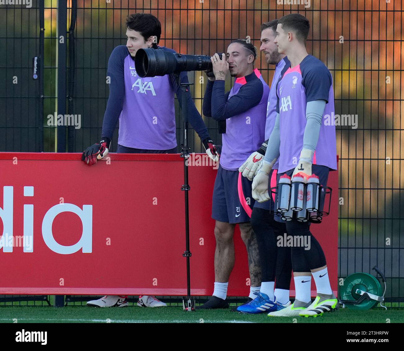 Kirkby, Regno Unito. 25 ottobre 2023. Kostas Tsimikas #21 of Liverpool e Adrian #13 of Liverpool scherzano con una macchina fotografica prima della sessione di formazione dell'Europa League presso l'AXA Training Centre, Kirkby, Regno Unito, 25 ottobre 2023 (foto di Steve Flynn/News Images) a Kirkby, Regno Unito il 10/25/2023. (Foto di Steve Flynn/News Images/Sipa USA) credito: SIPA USA/Alamy Live News Foto Stock