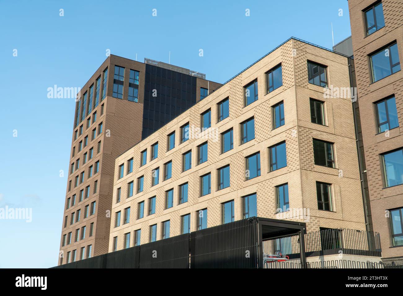 Un esempio di architettura minimalista di forma cubica con vista della decorazione decorativa della facciata dell'edificio. Vista degli edifici da un piano basso Foto Stock